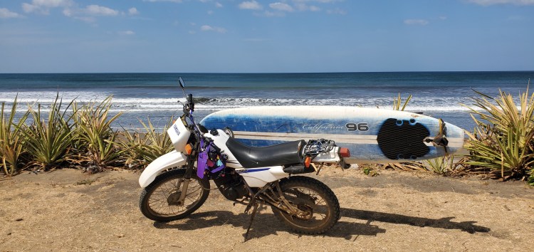 Renta de Yamaha DT125 Con estructura para sostener tablas de Surf