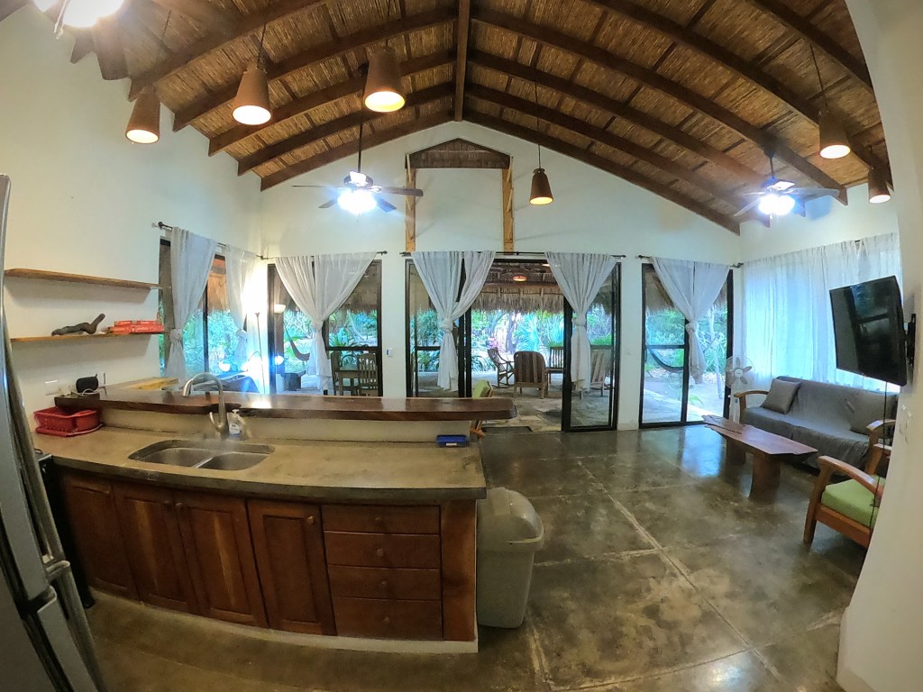Casa Encanto en Finca del Mar, casa de playa con gran palapa entre árboles