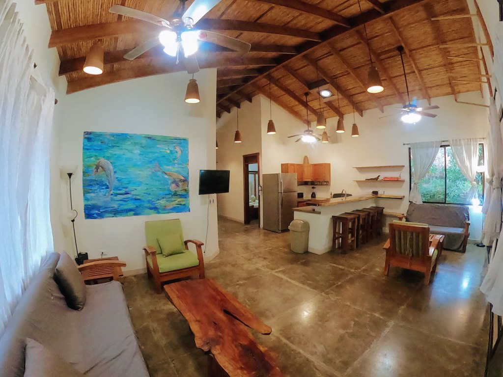 Casa Encanto en Finca del Mar, casa de playa con gran palapa entre árboles
