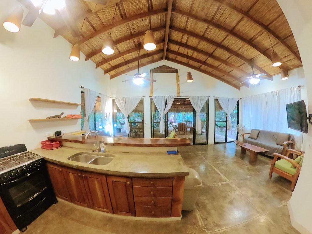 Casa Encanto en Finca del Mar, casa de playa con gran palapa entre árboles