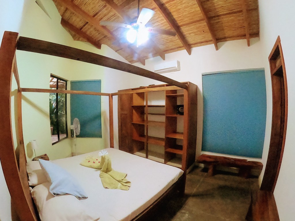 Casa Encanto en Finca del Mar, casa de playa con gran palapa entre árboles